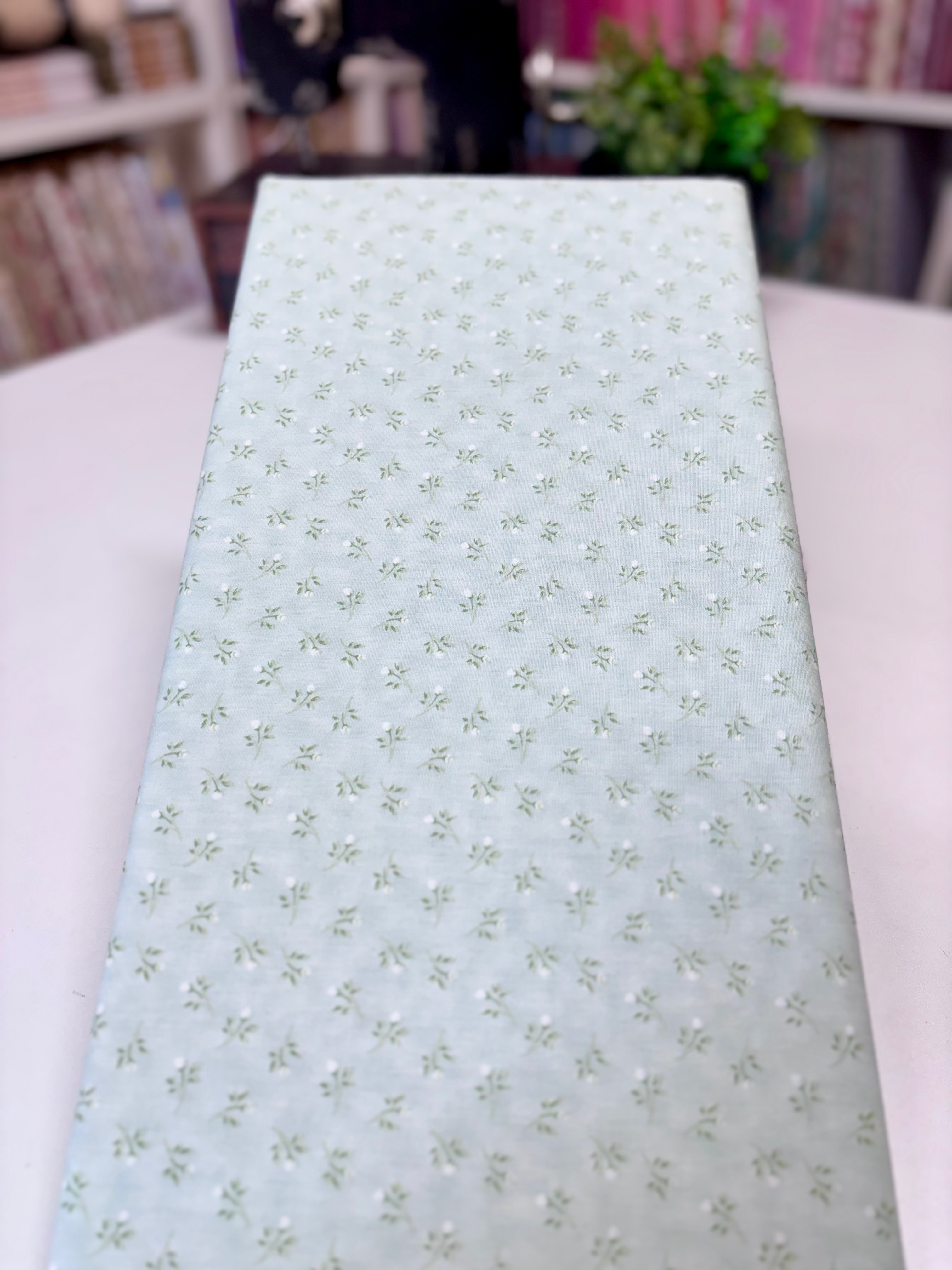 Tricoline estampado mini flores fundo verde claro Coleção Fabricart