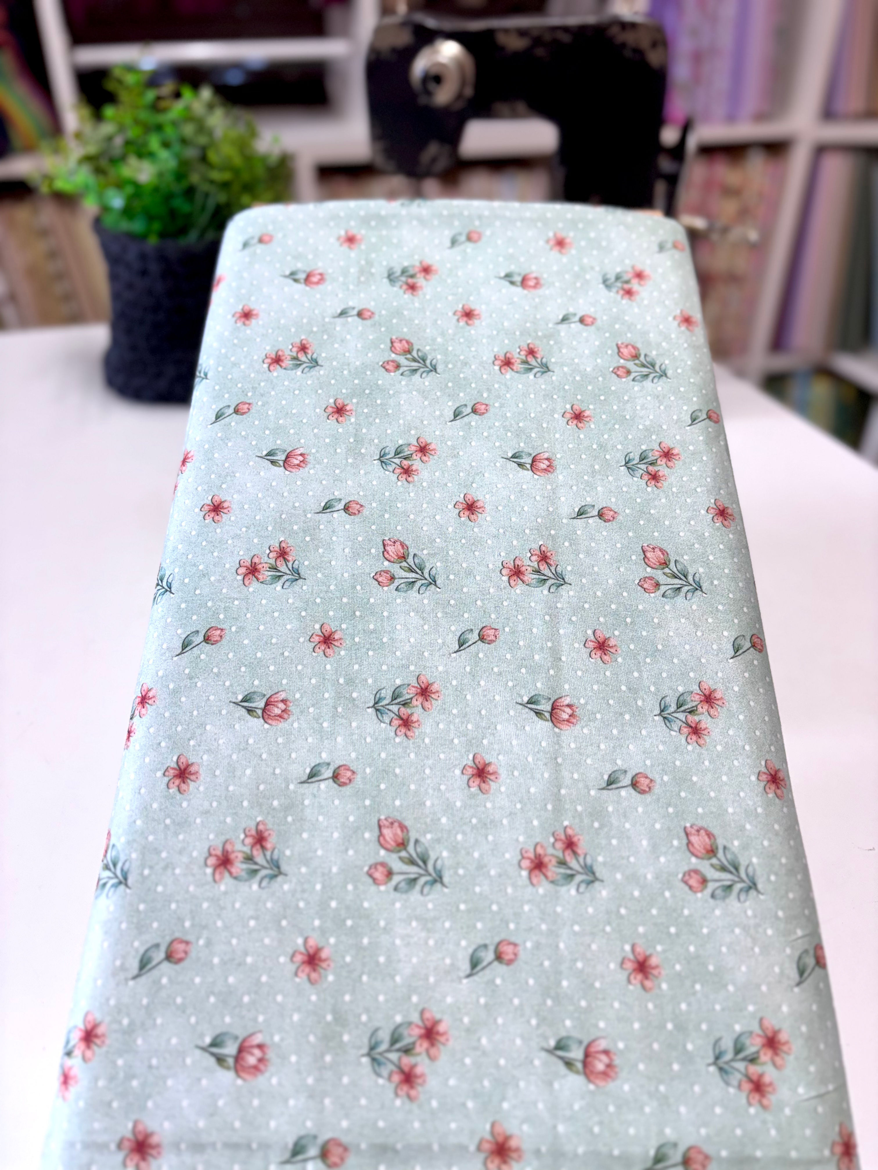 Tricoline estampa digital floral fundo poá verde menta coleção Floridinhos Fofos