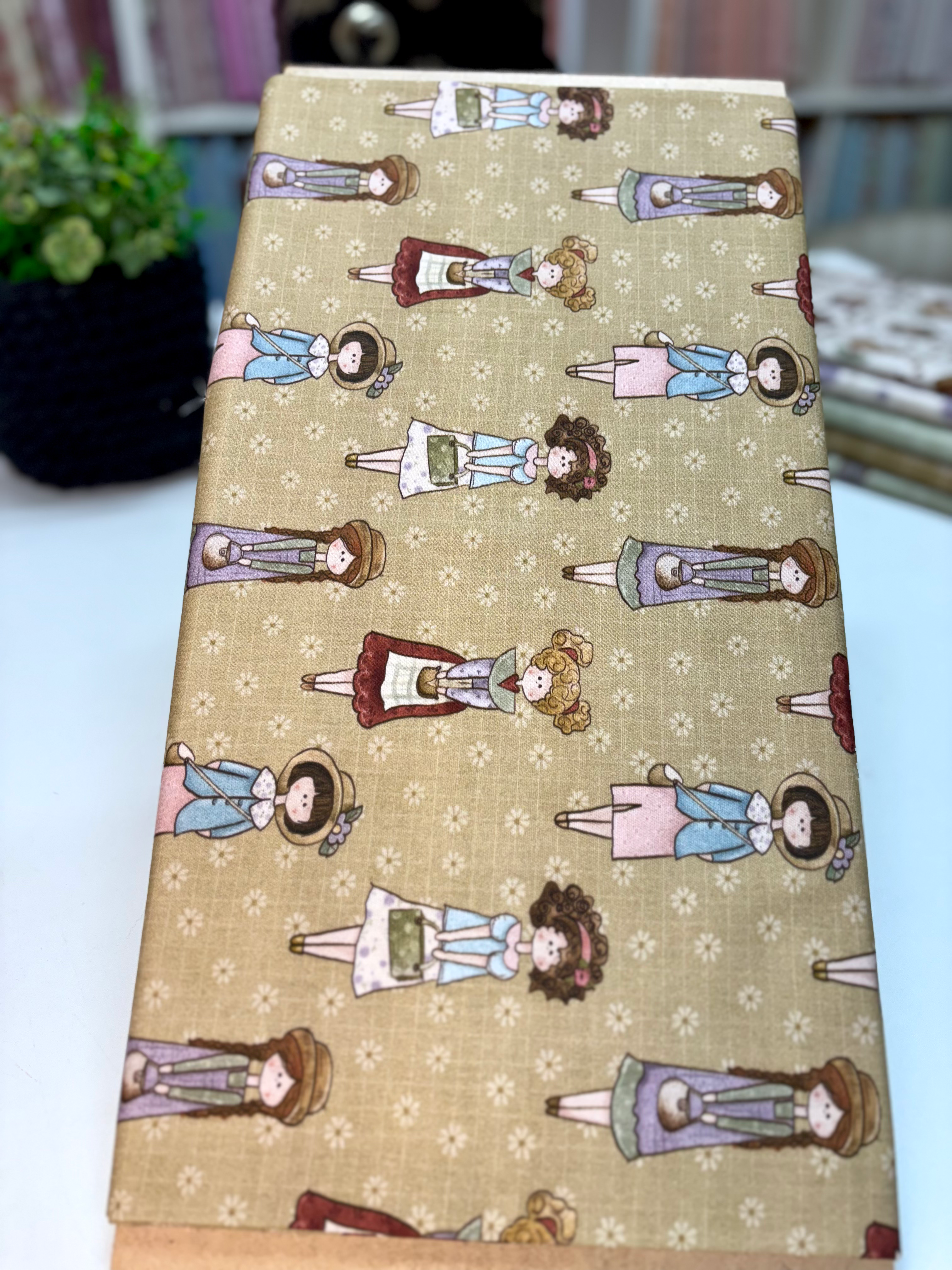 Tricoline estampa digital fundo floral bege e bonecas Coleção My Dolls