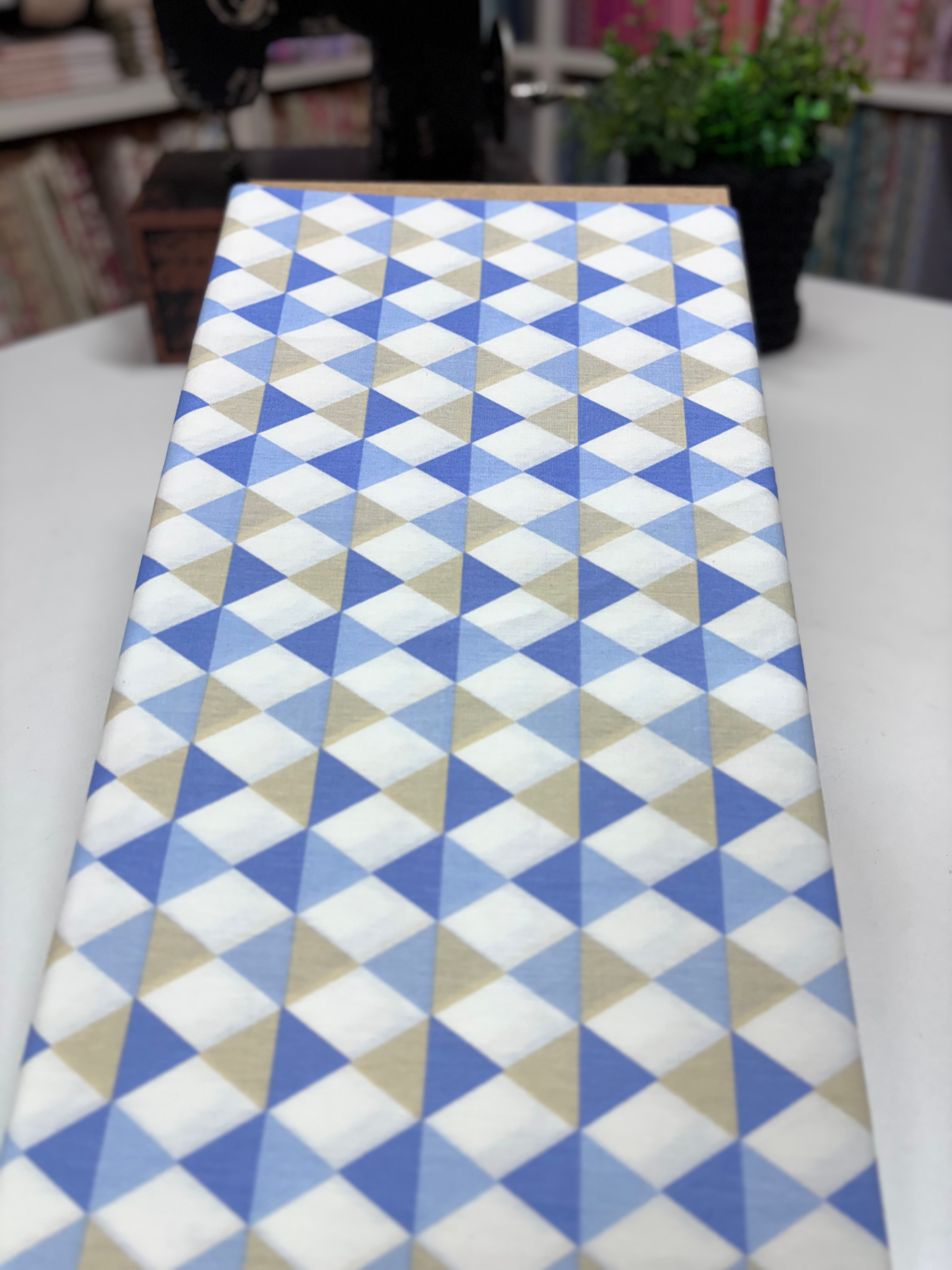 Tricoline estampado losangos azul e bege fundo branco BALÃO