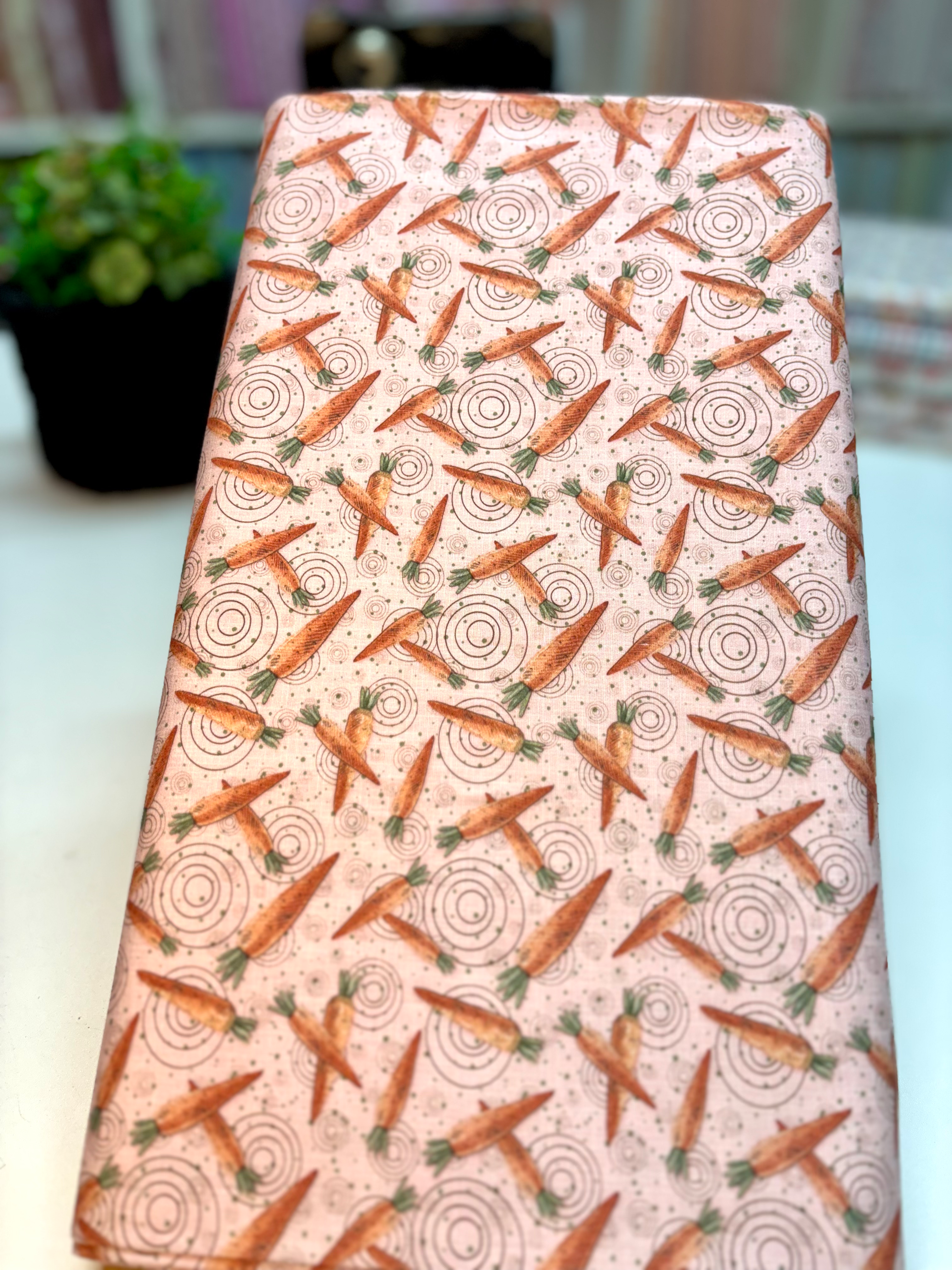 Tricoline estampa digital fundo rosa claro e mini cenouras Coleção Candy