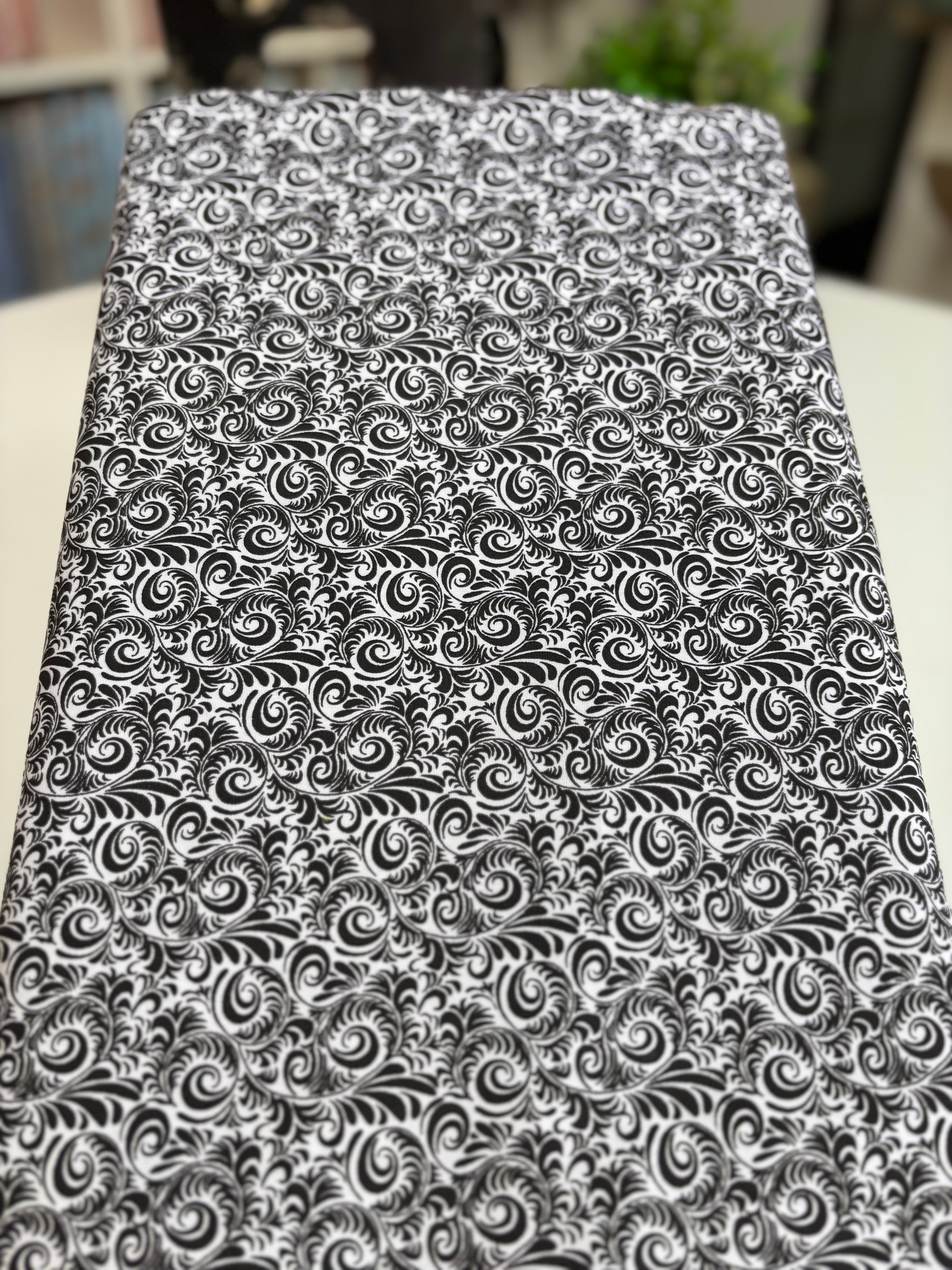 Tricoline estampado arabescos preto e branco 