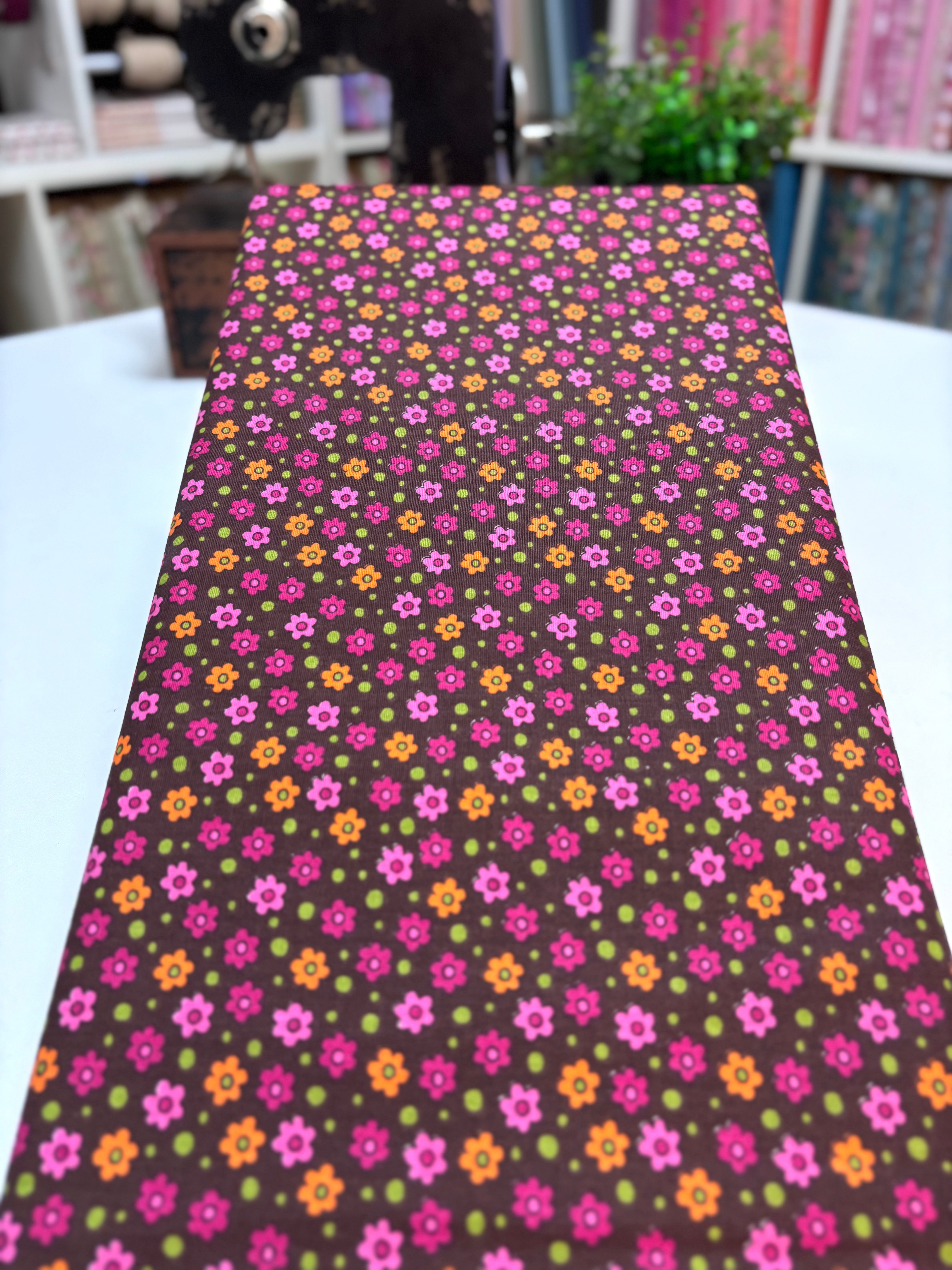 Tricoline estampado mini floral pink e laranja fundo marrom Eva e Eva