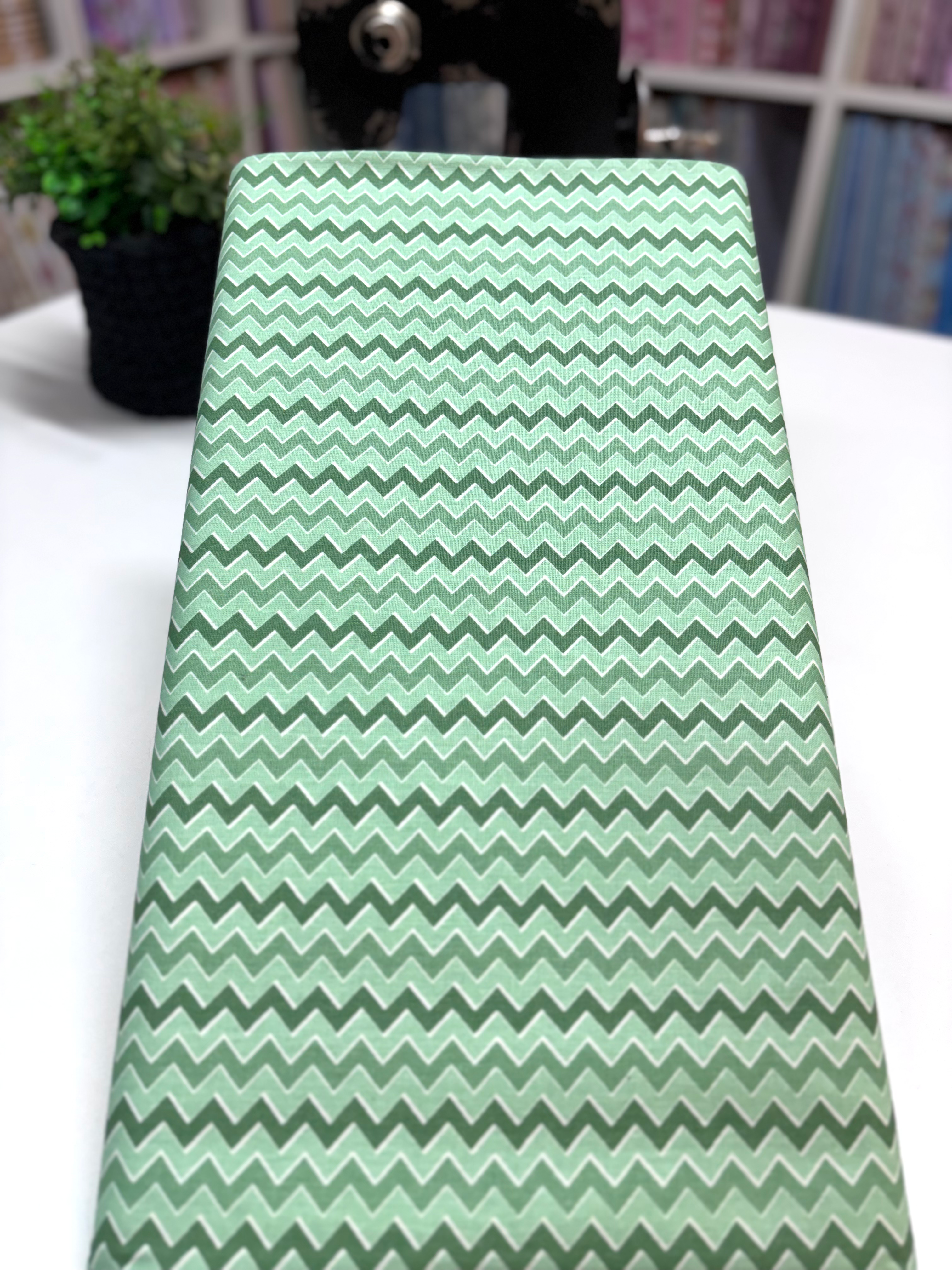 Tricoline estampado xevron tons de verde Eva e Eva