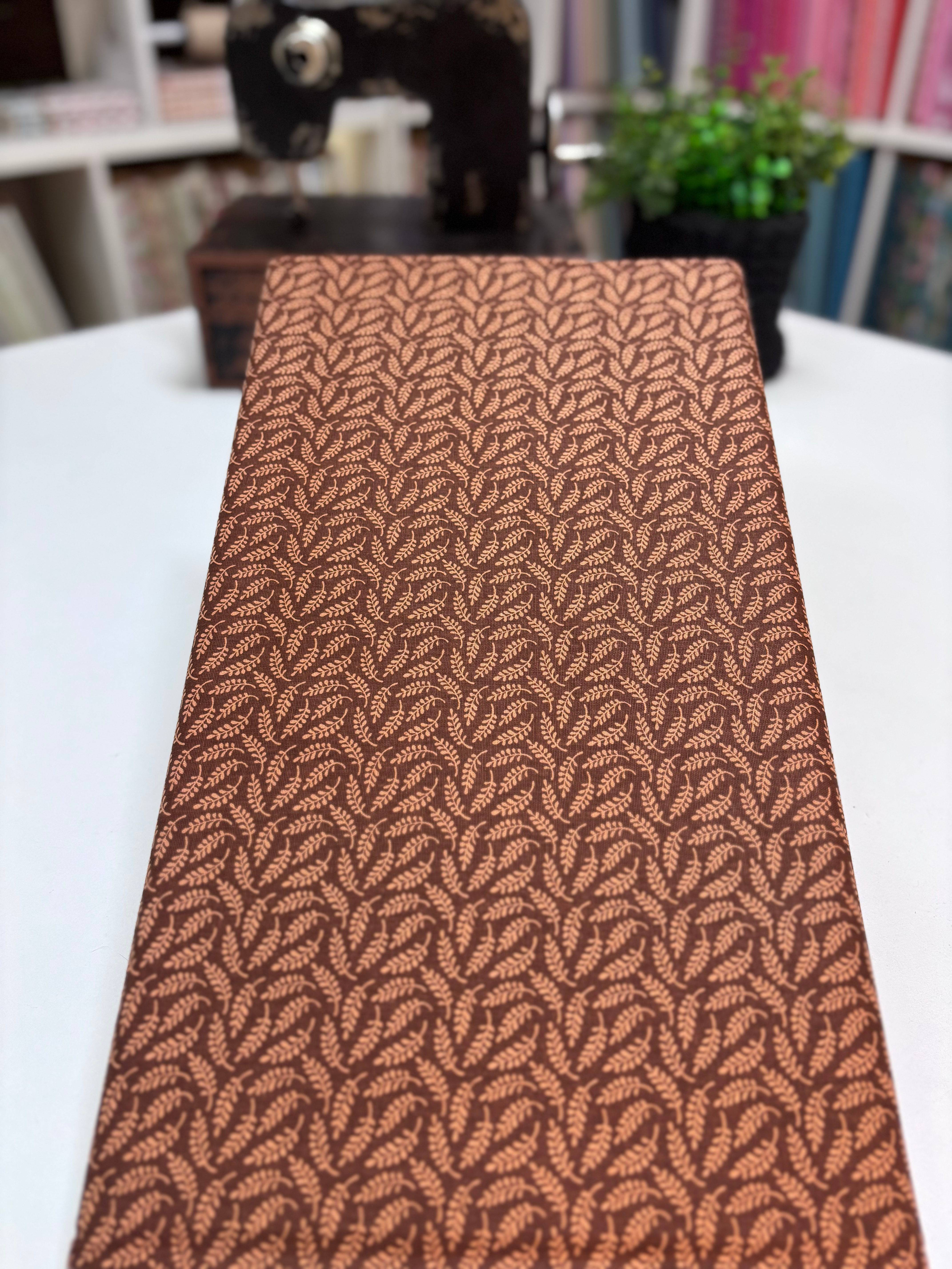 Tricoline estampado floral folhas tons de marrom