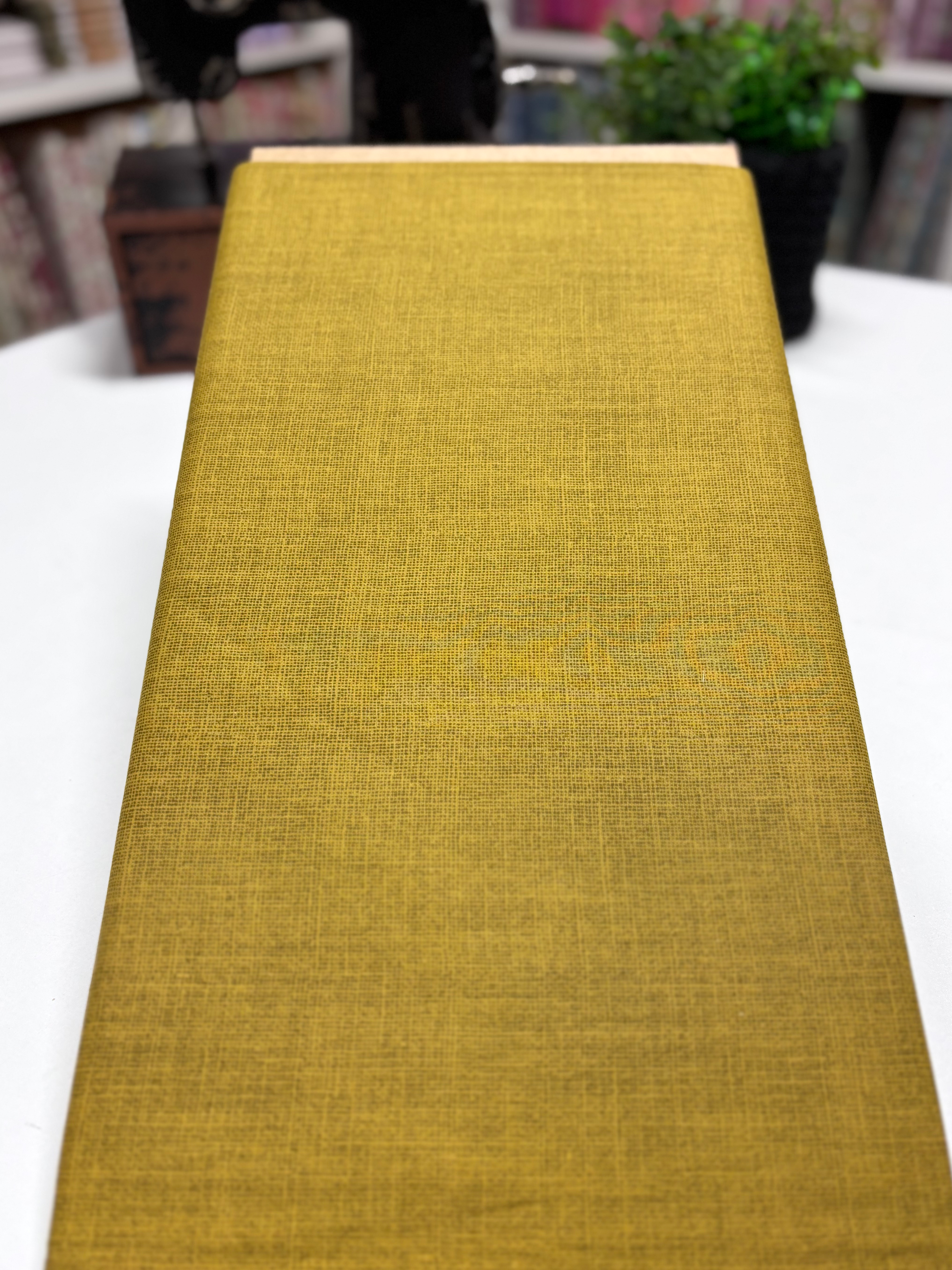 Tricoline estampado efeito linho mostarda 