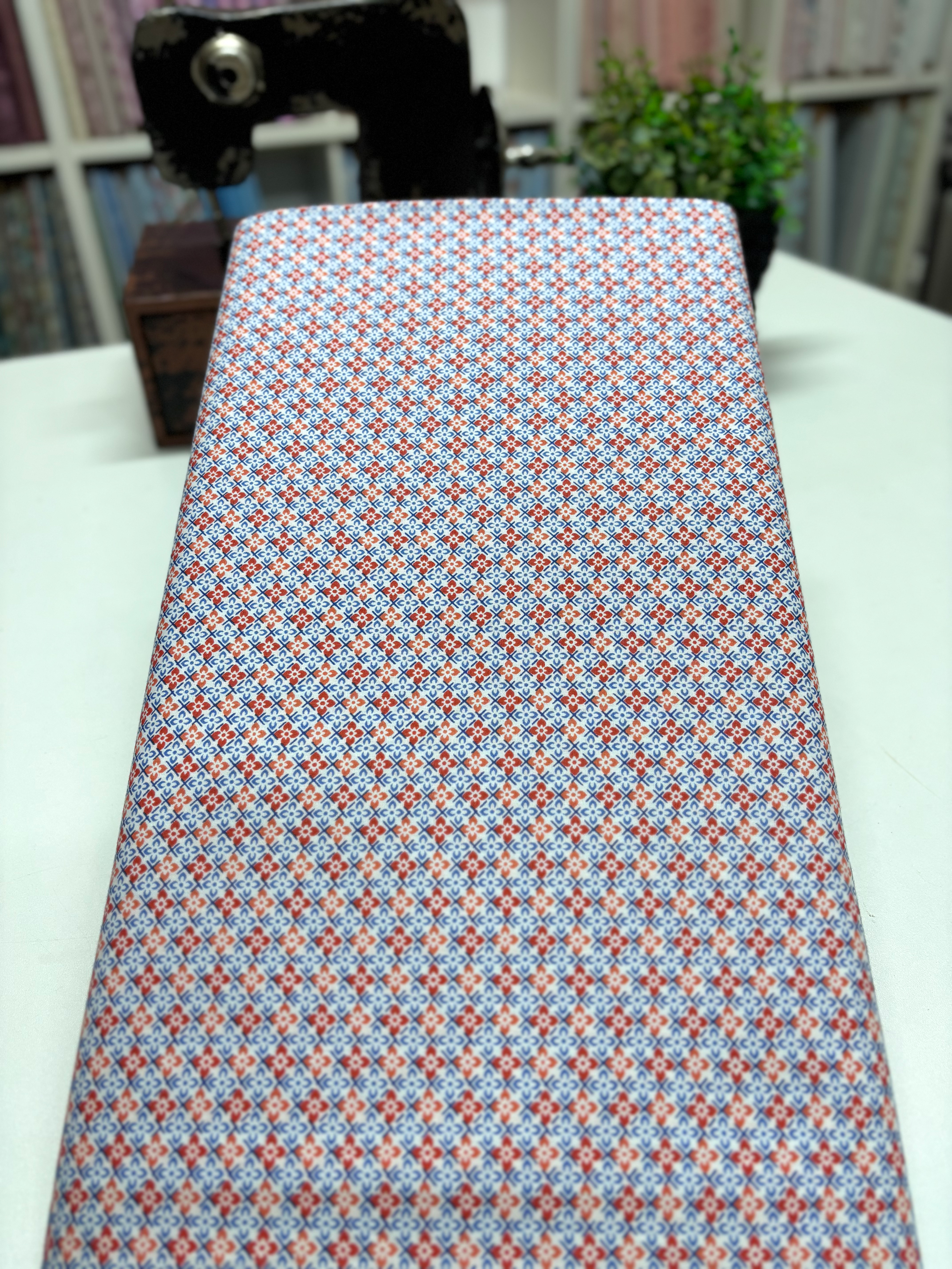 Tricoline estampado azulejo floral vermelho e azul fundo claro