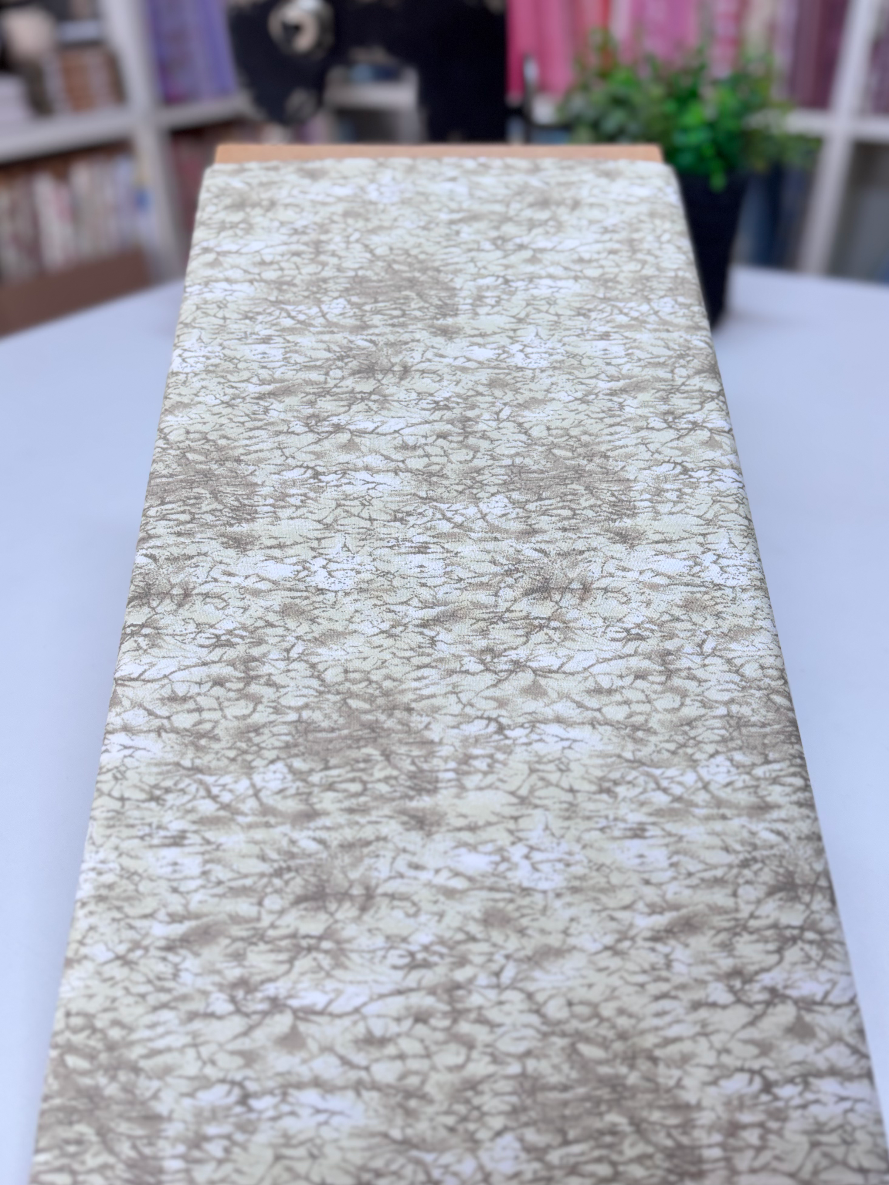 Tricoline estampado esponjado efeito craquelado tons de bege