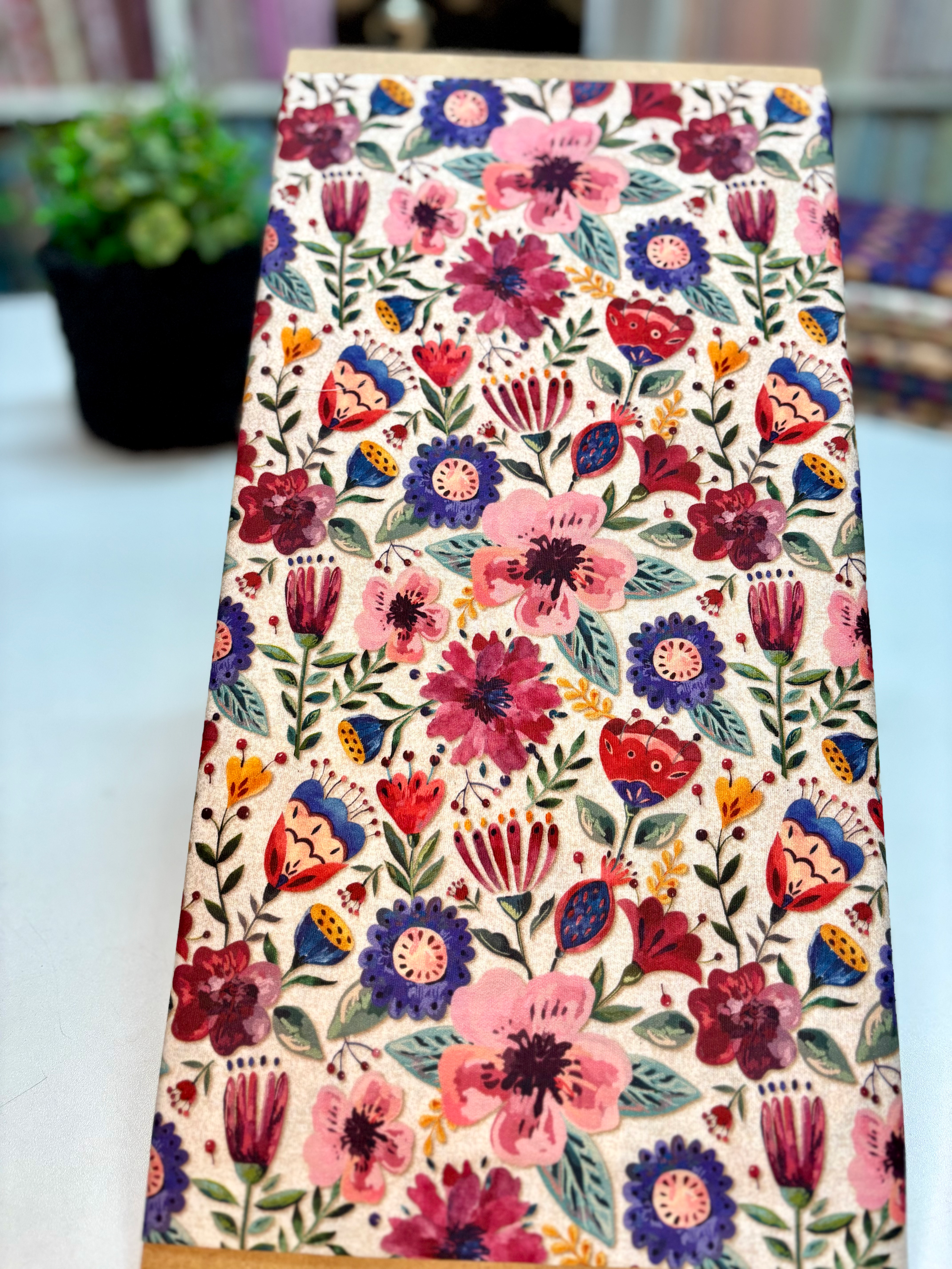 Tricoline estampa digital Floral fundo bege Coleção Elegance