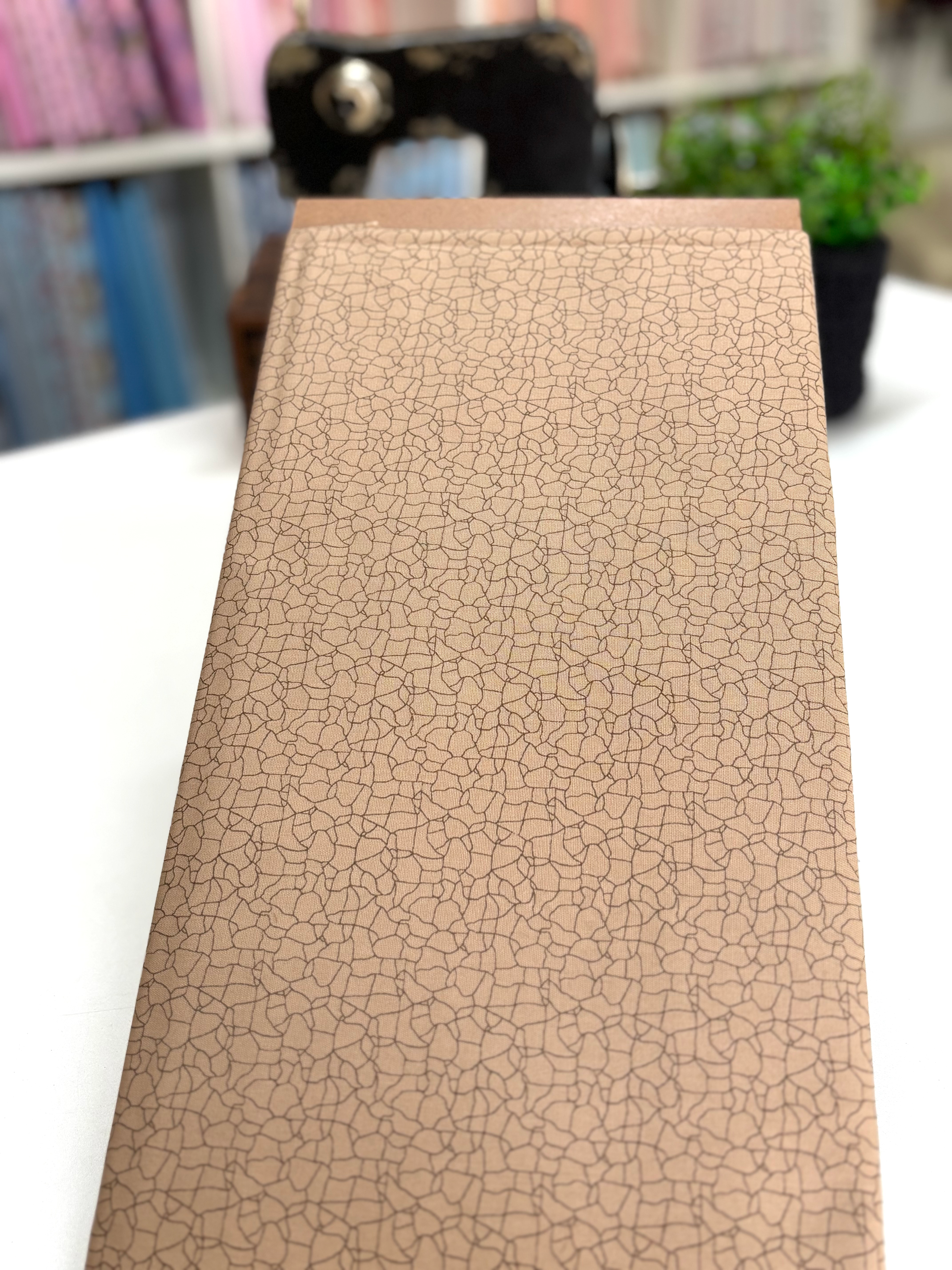 Tricoline estampado efeito craquelado bege Coleção Country French 