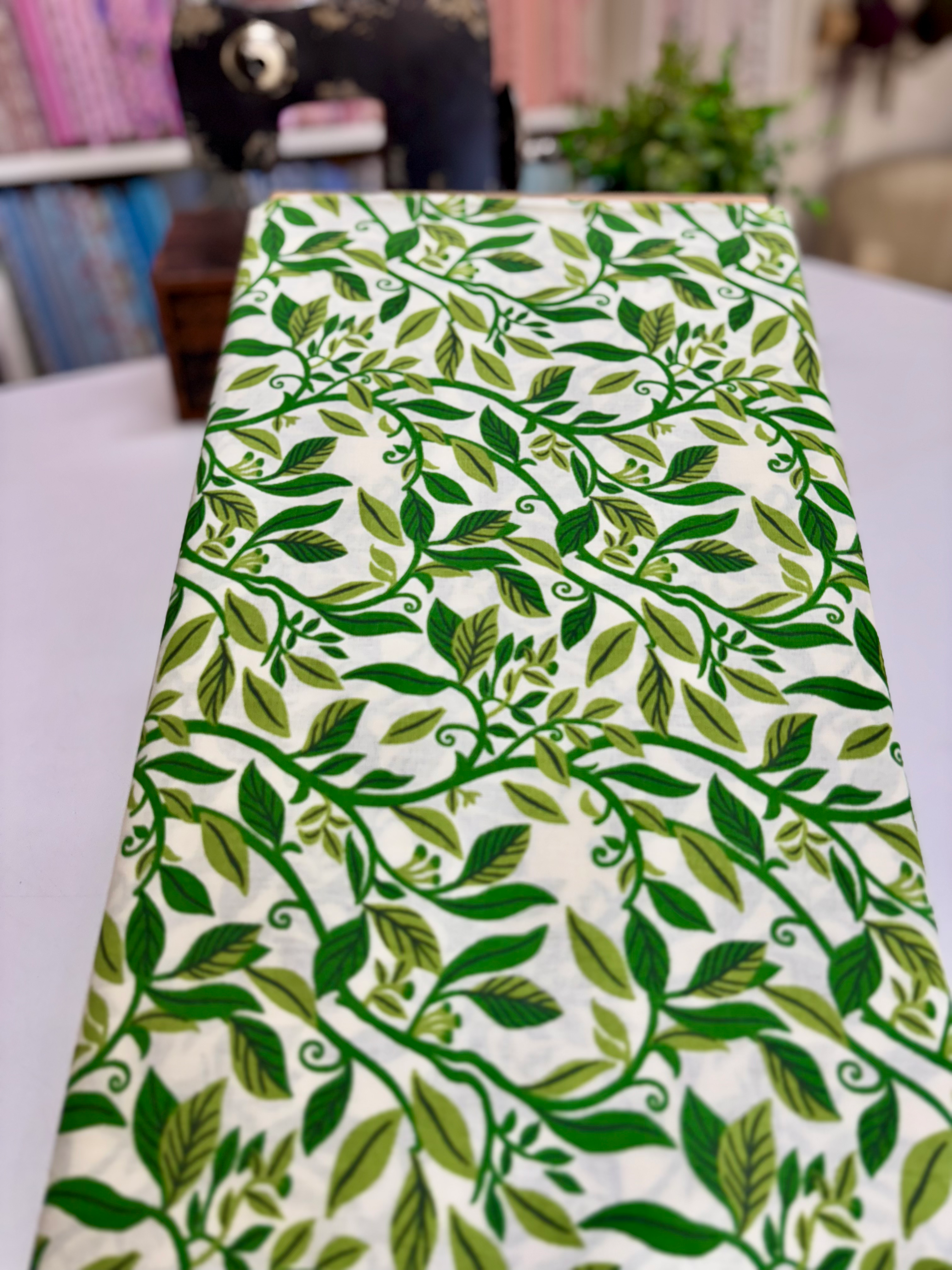 Tricoline estampado floral folhas fundo claro Coleção limão siciliano