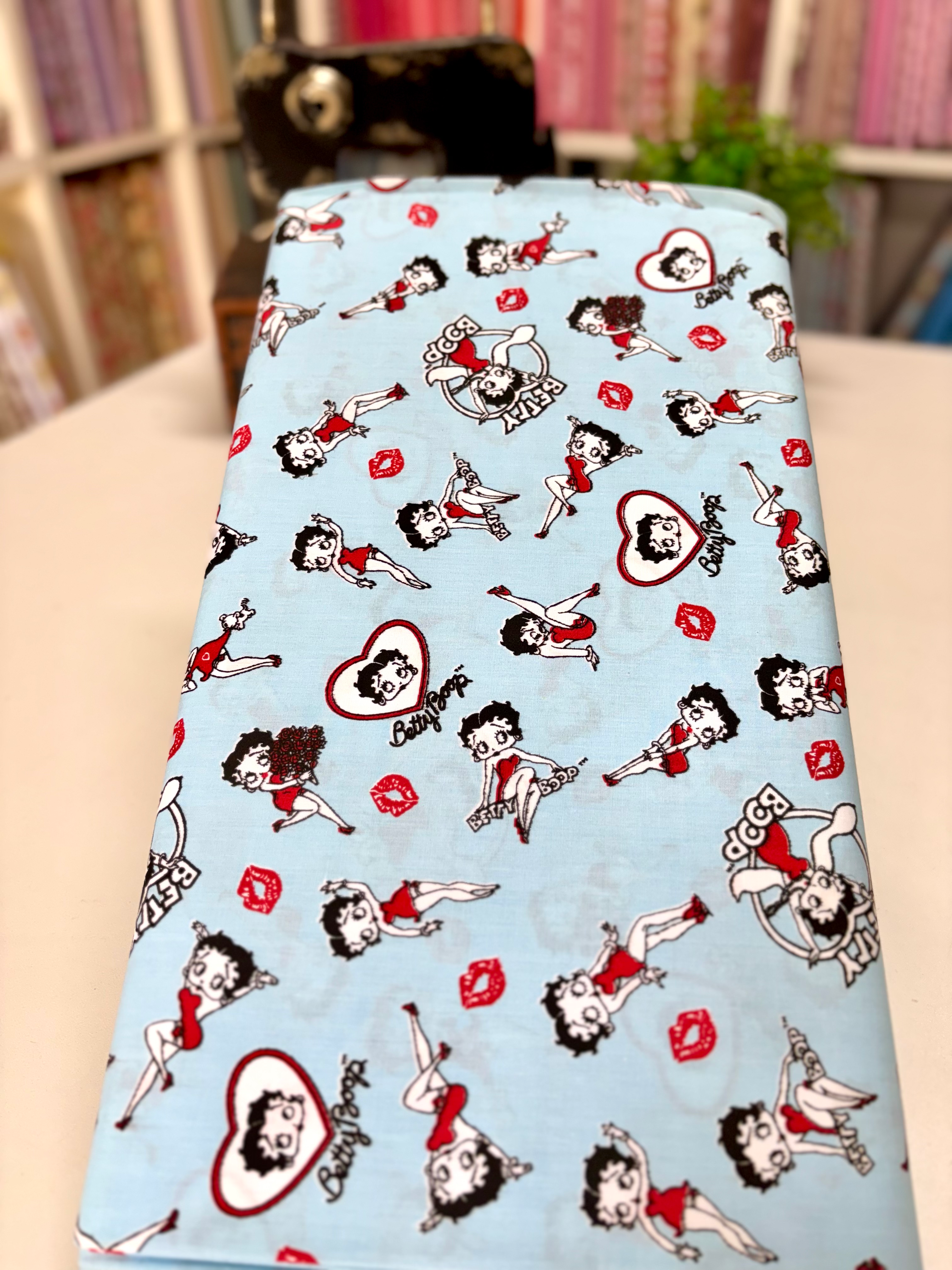 Tricoline estampado Betty Boop fundo azul licenciado Coleção Betty Boop