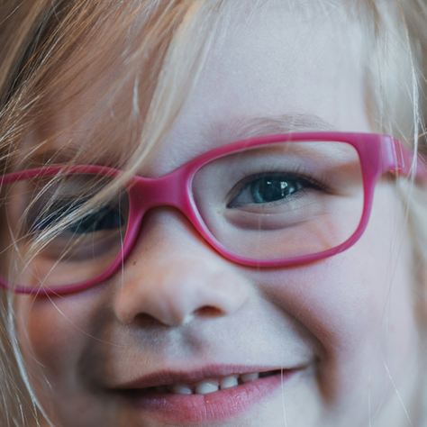 Niña con gafas