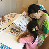 こども英語(幼稚園)クラスではテキストを使い知識を増やしたり、頭の整理をする時間