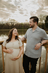 Couple looking at eachother in mempis during maternity photoshoot
