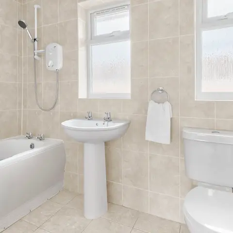 Property Photography North East is a folio of North Star Images
Specialising in Serviced accommodation photography, Bathroom Photography HMO Photography and student accommodation photography Gateshead
This HMO features a modern bathroom with bathtub, a pedestal sink, and a toilet. The walls are tiled in light beige tones, and there is a window allowing natural light to enter the space. A shower head is mounted above the bathtub. This was photographed for marketing material an to list on rental website photographed by property Photography North East a folio of North Star Images.