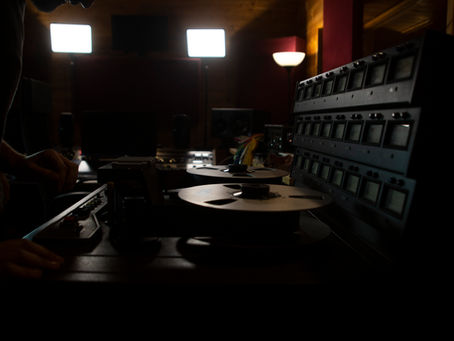 Il Suono del Nastro Analogico: Il Flusso di Lavoro Ibrido e i 3 Migliori Plugin Gratuiti