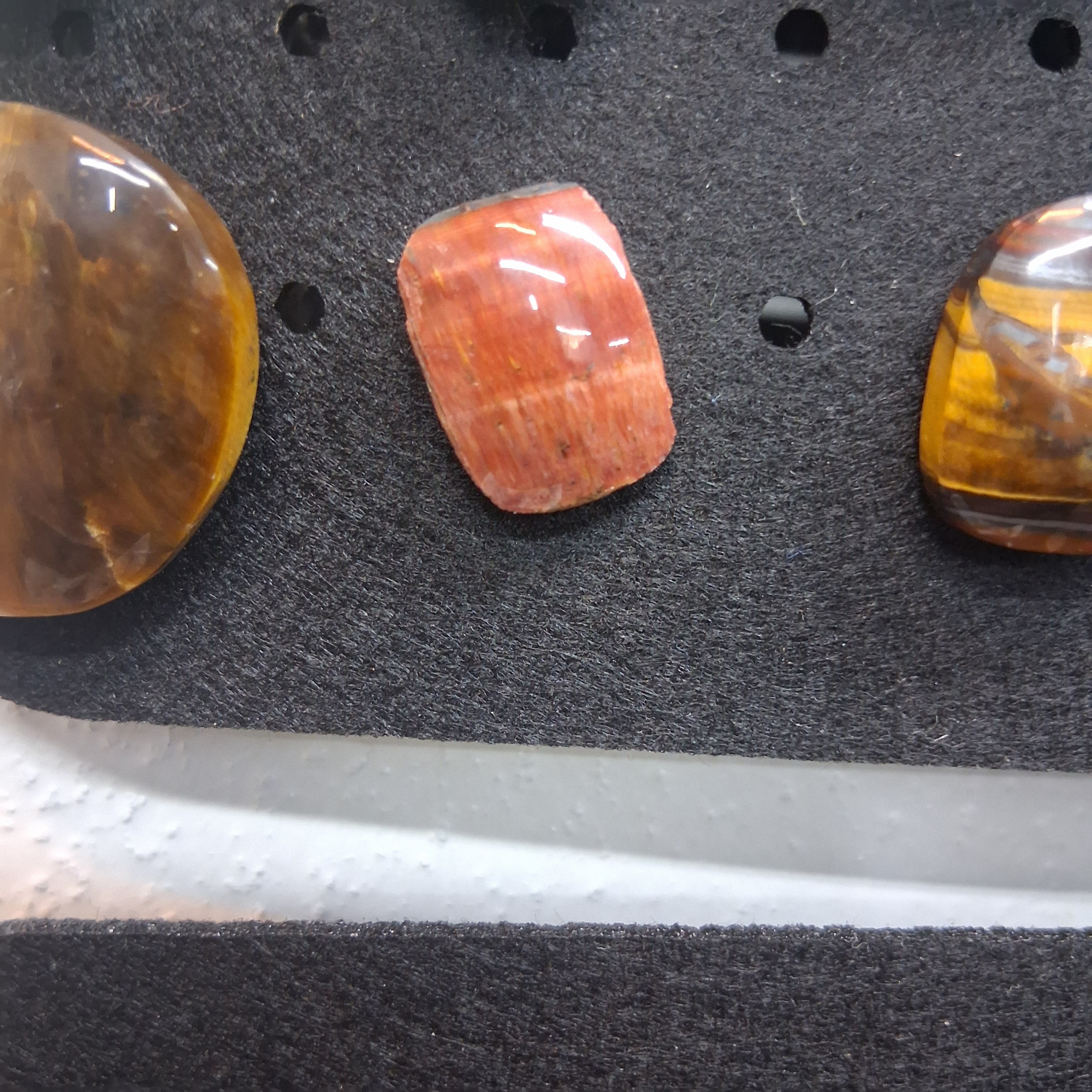 Tigers eye hat/shirt pin