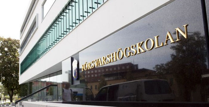 Der Eingang der Verteidigungshochschule in Stockholm