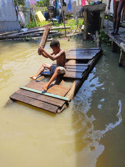 Niño preparando una balsa para ir a pescar.jpg