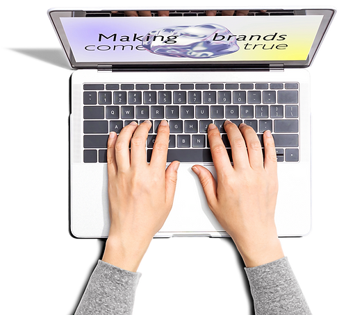 Laptop con eslógan de Puerto Studio "Making brands come true"