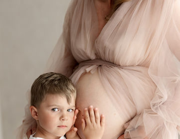 Schwangerschaftsshooting in Heiligenstadt – werdende Eltern umarmen sich sanft, festgehalten im modernen Studio Sabina Weber Fotografie.