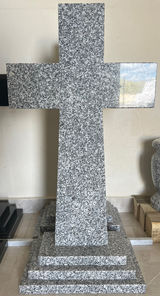 Cruz en granito gris.