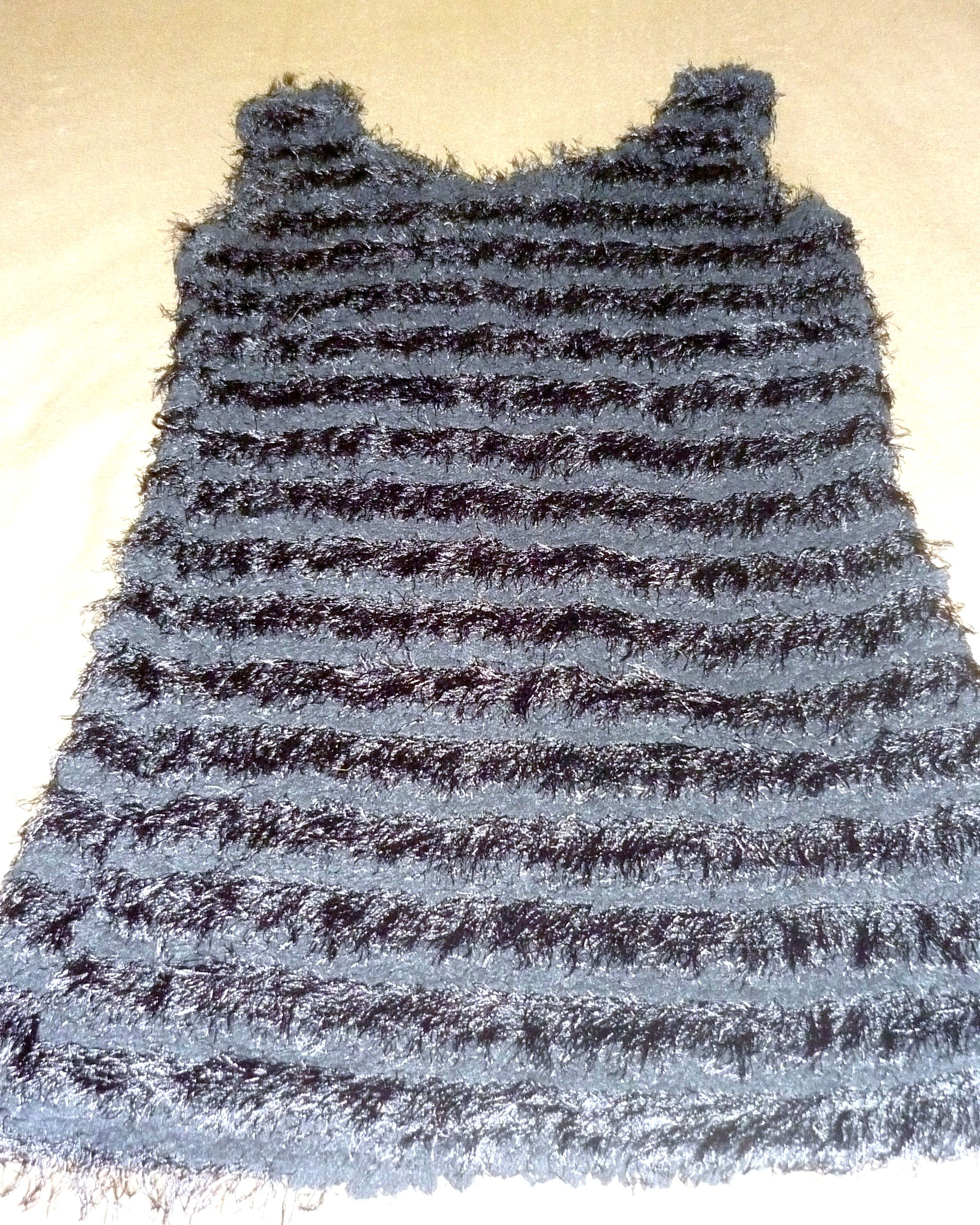 Vestido Licrado con franjas negras.