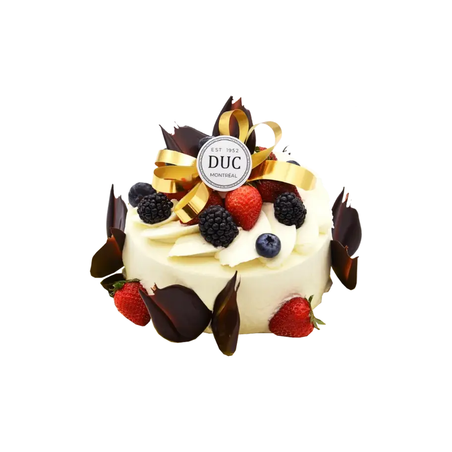 Gâteau shortcake aux fraises en coupe : génoise vanille, crème chantilly, fraises fraîches délicatement superposées.