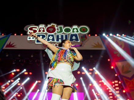 “Rainha do Piseiro”, Mari Fernandez, atrai multidão de fãs para o Parque de Exposições