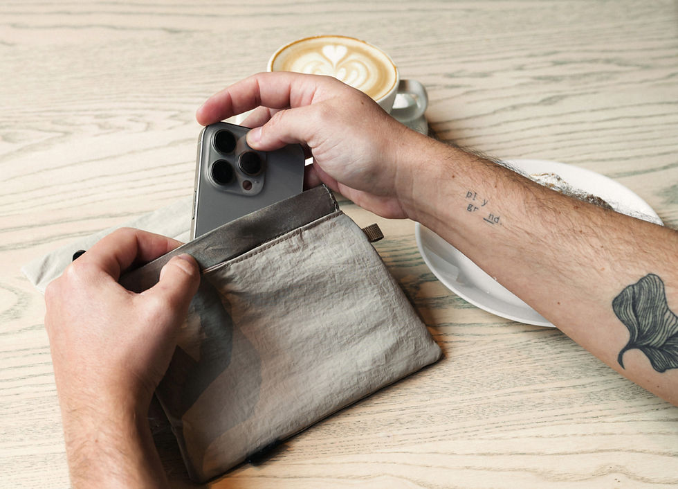 Playground Balance Bag mit eingelegtem Smartphone für weniger Bildschirmzeit