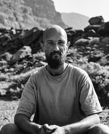 Boris Cecez Human Design Schwarz Weiß Foto in der Natur