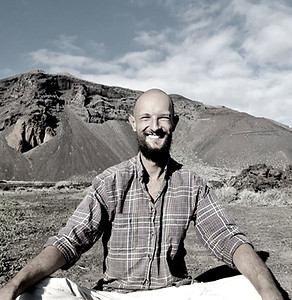 Boris Cecez Human Design mit Hemd in der Natur beim Reading