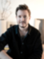 Projectors Space Human Design Vincent Templin Mentor Coach mit schwarzem Hemd und braunen
