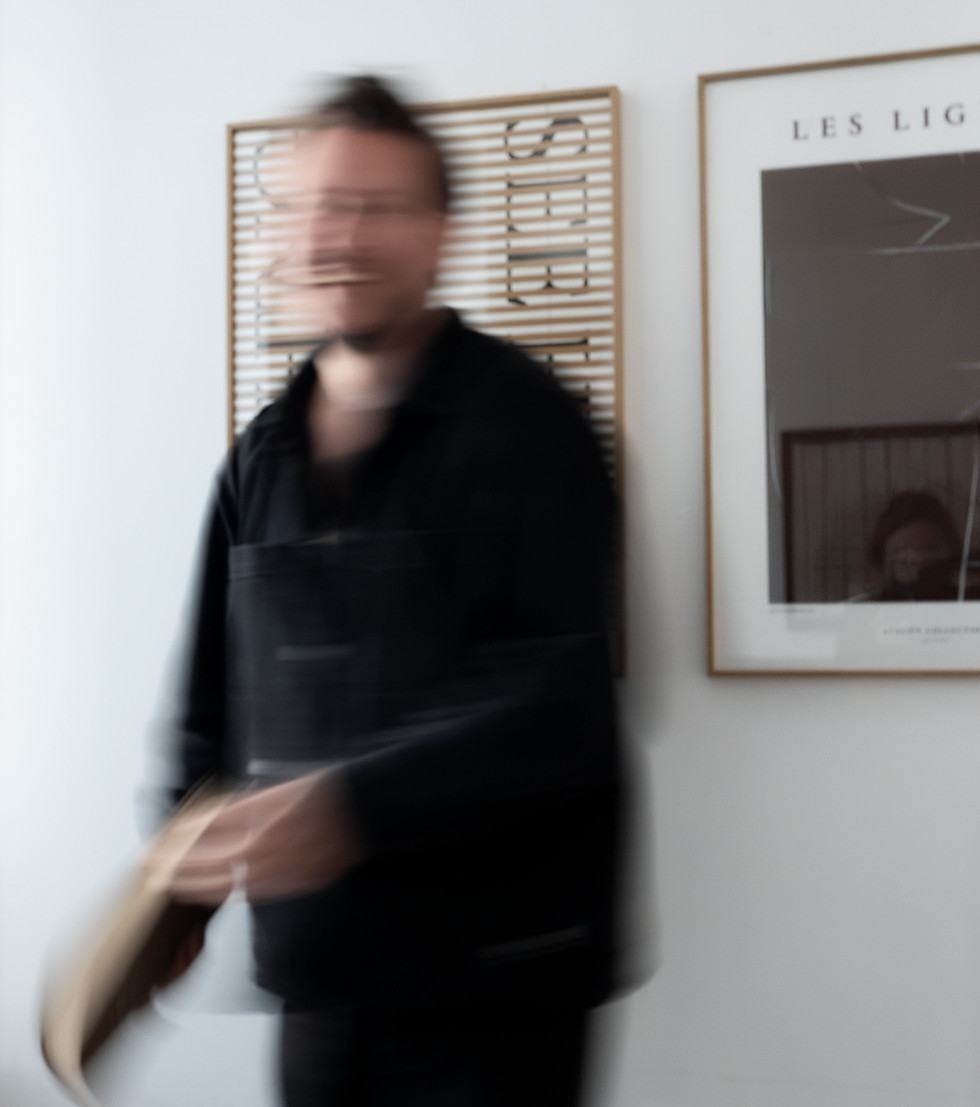 Projectors Space Human Design Vincent Templin Mentor Coach mit schwarzem Hemd und braunen
