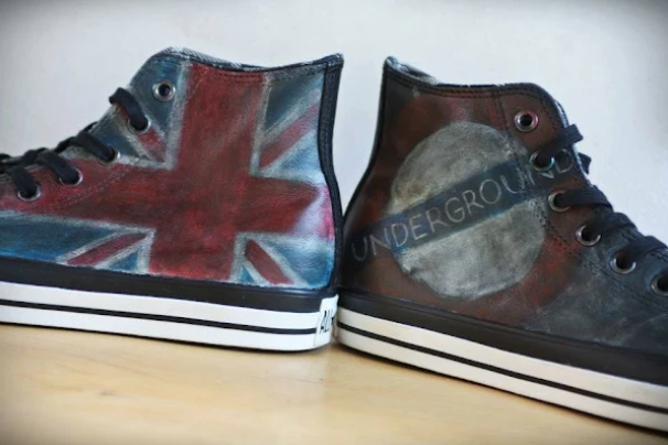 Converse in pelle nere personalizzate dipinte a mano con bandiera della Gran Bretagna e scritta Underground