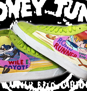 Questo modello di Nike in velluto è stato personalizzato con i personaggi dei cartoni animati della Looney tunes, Wile il coyote da una parte rincorre come al solito il velocissimo Road Runner beep beep