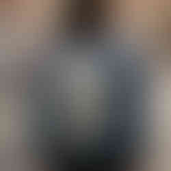 ragazza con una porsa louis vuitton con minnie e topolino