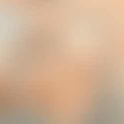 Teamsitzung zur Qualitätssicherung 4 Personen sitzen an einem Tisch und arbeiten zusammen