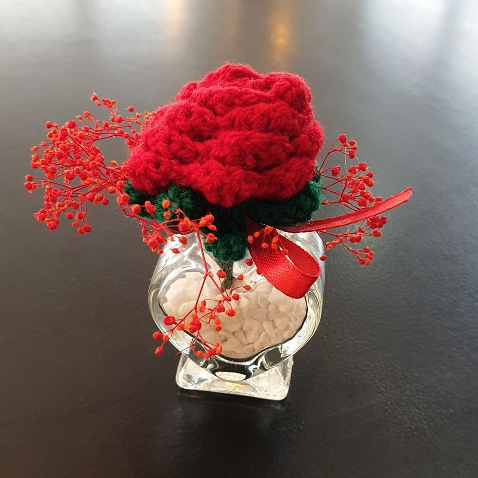 Miniature : Mini fleur au crochet dans son vase coeur