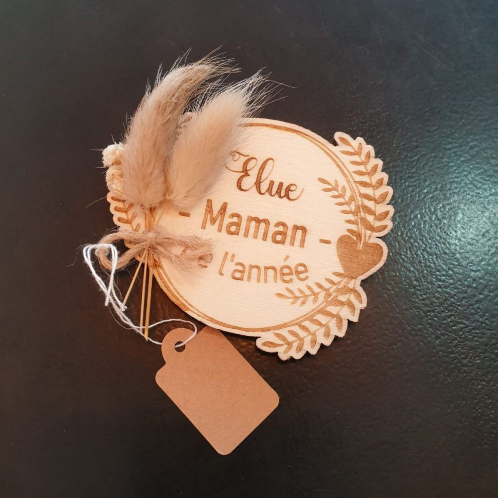 Aimant en bois gravé