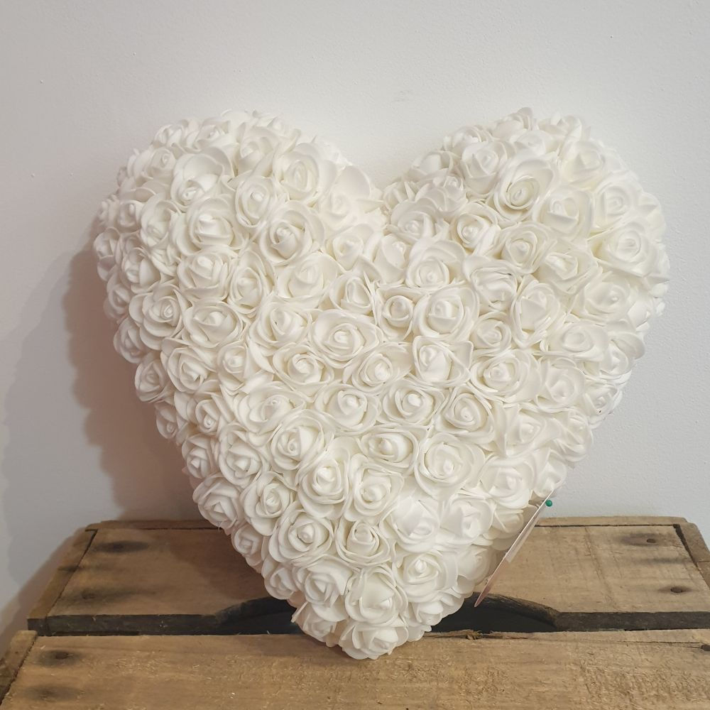 Petit coeur décoratif (Fleurs en mousse blanche)