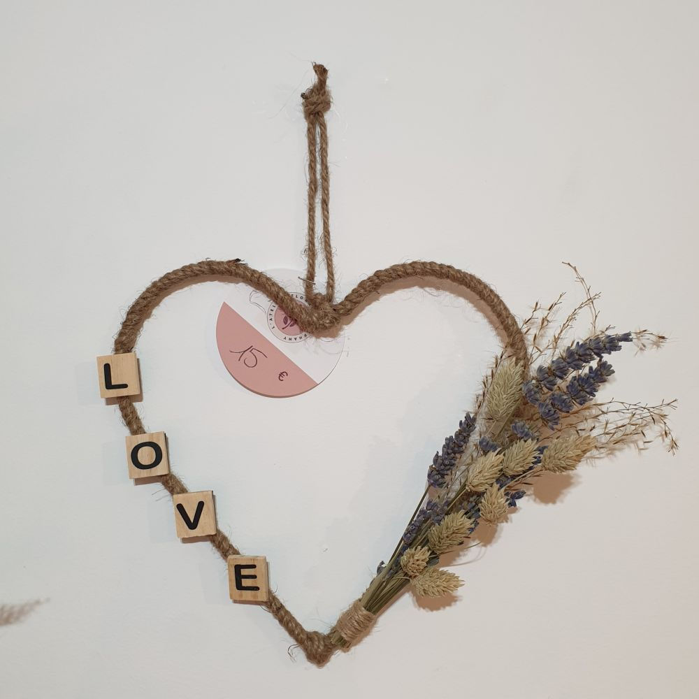 Couronne fleurie en forme de coeur LOVE