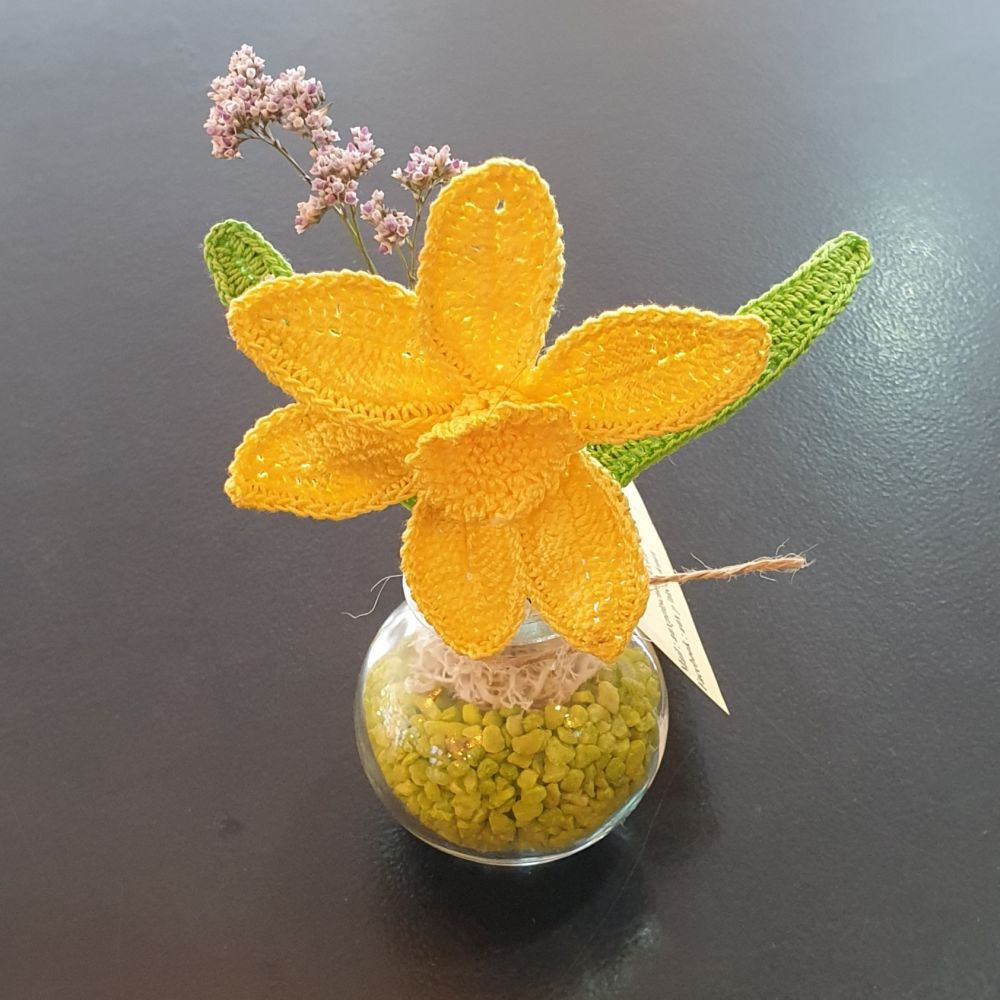 Jonquille au crochet dansson petit vase rond