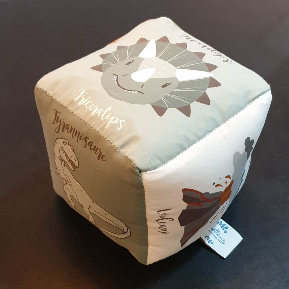 Cube d’éveil le monde des Dinosaures en tissu sonore