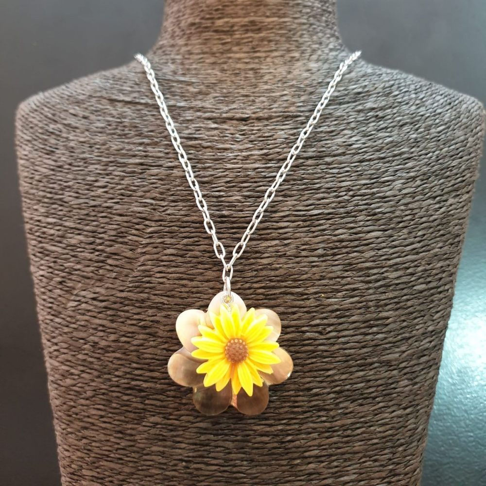 Collier doré fleur de nacre et tournesol