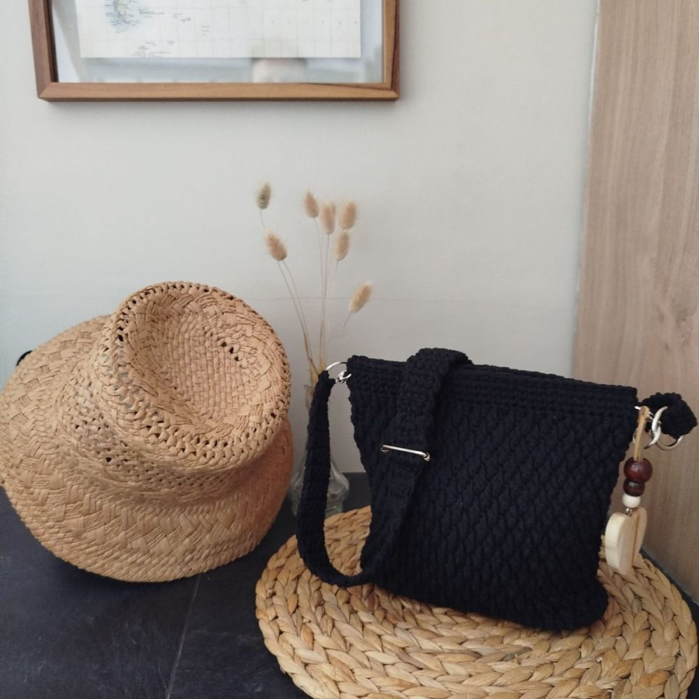 Sacoche noire au crochet