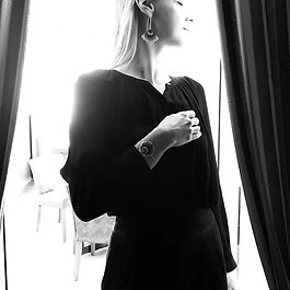 "Babusia" se prononce babouchia et signifie grand-mère en polonais.
La marque "Babusia" raconte mon histoire, mes origines polonaises, les souvenirs colorés de mon enfance mais aussi mes voyages dans les pays slaves empreints de mystère et de nostalgie.
"Babusia" prône la qualité à la quantité en faisant le choix du "fait main" et en proposant une
production modeste.
Chaque être est unique et la marque Babusia y porte une attention particulière.
Le dessin est l'étape première et fondamentale. Ensuite, il est tissé à la main, perle par perle
dans le nord de la France avec des delicas qui sont des petites perles de verre japonaises très
régulières.
Des heures, des jours voire des semaines de travail sont nécessaires. Un travail minutieux
fait avec beaucoup d'amour qui donne à l'appellation "Fait main" tout son sens et une
âme à chaque pièce.
Les apprêts (chaînes, crochets d'oreilles...) proviennent de France ou d'Europe et sont en
majorité en laiton doré à l'or fin 24 carats, en laiton argenté 925 Premium ou en argent
massif 925.