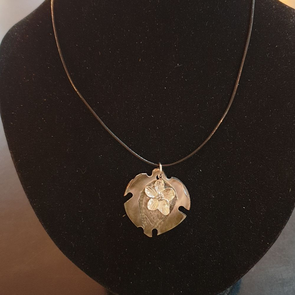 Collier pendentif de nacre et pampille fleur