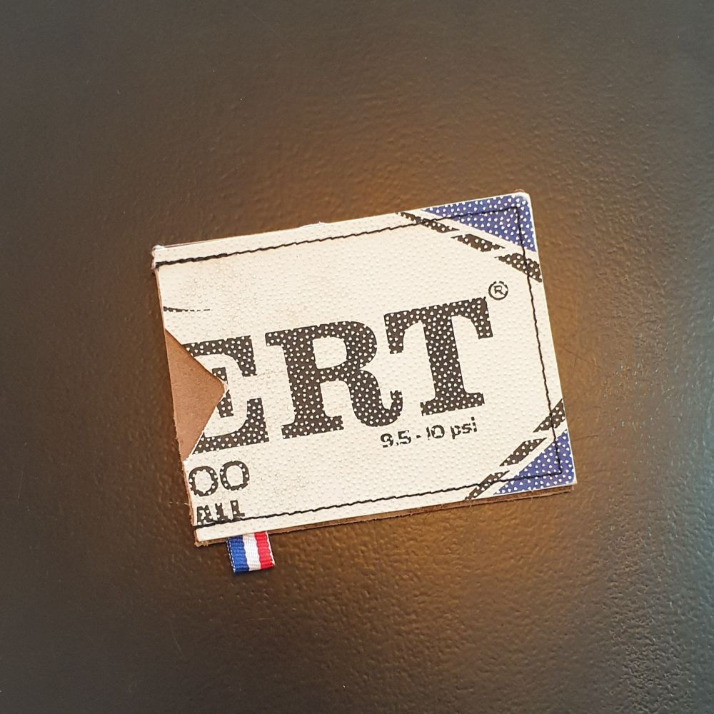 Porte carte en ballon de rugby recyclé